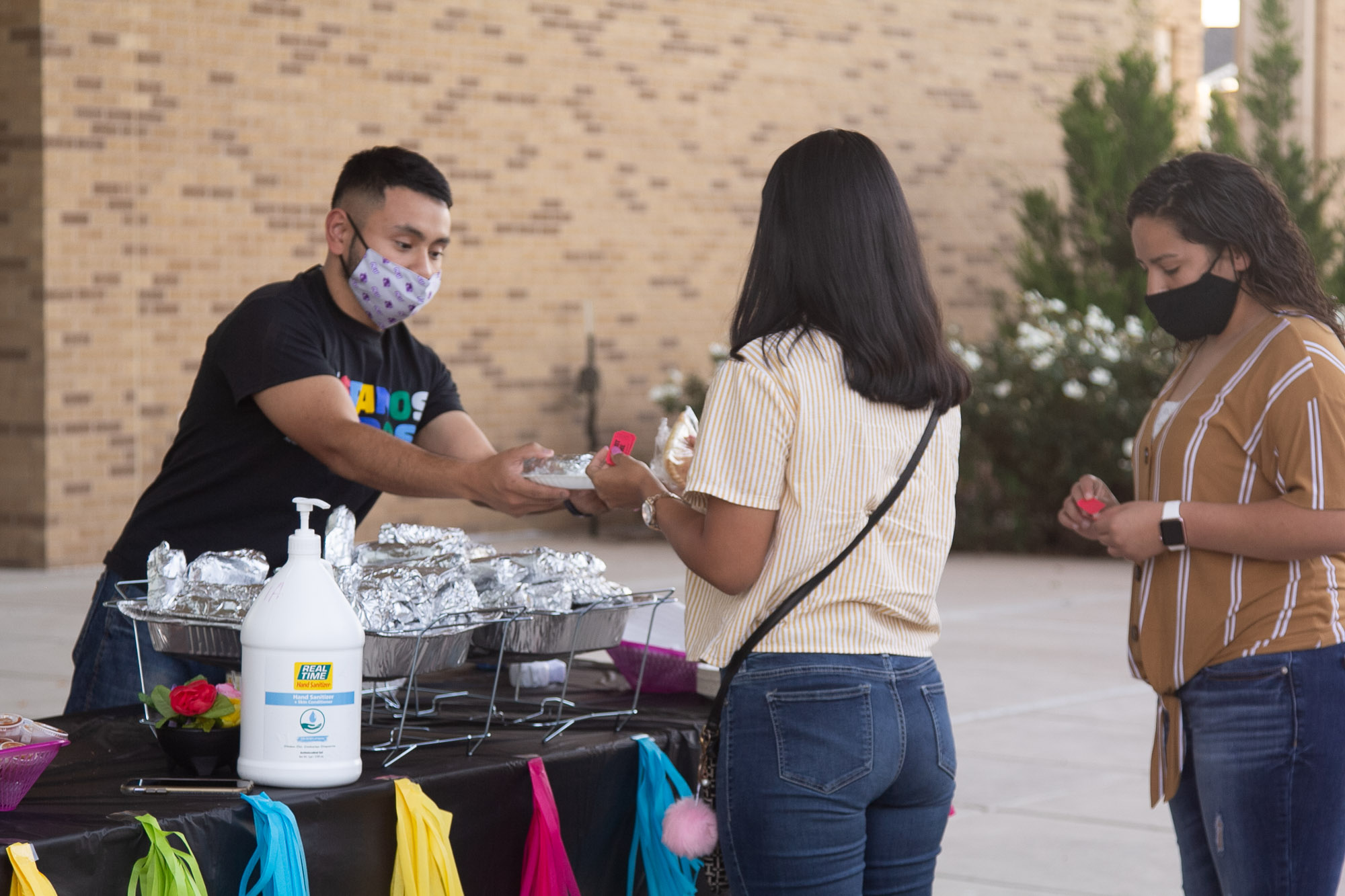 Gallery Hispanos Unidos hosts annual Entra a la Plaza Optimist